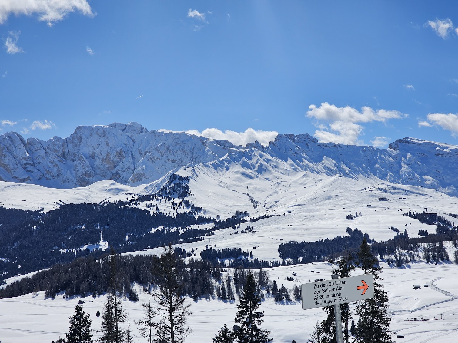 Alpe di Siusi ski slopes and Dolomites scenery in the Val Gardena ski guide